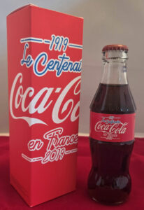 Bouteille en verre pour les 100 ans de Coca-Cola en France (rouge)